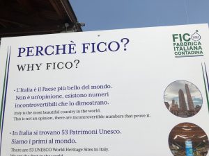 image shows sign about Italy